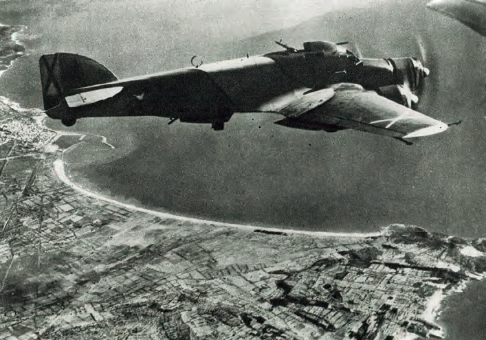 Avió Savoia sobre el port de Tarragona (Arxiu del Port).