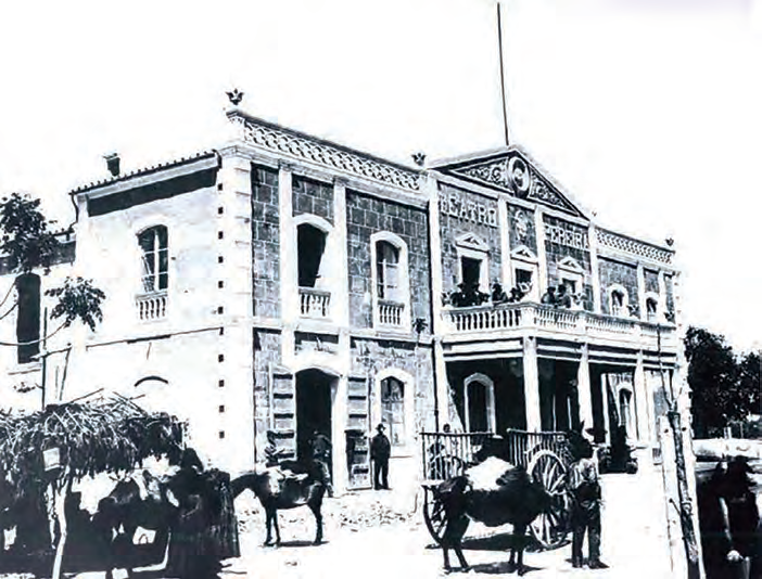 El cèntric Teatre Pereira, a Vila, inaugurat el 1898, data a què pertany la foto, va ser l'escenari d'un míting de les forces antifeixistes, amb participació d'oradors locals, i altres actes de masses, com una assemblea de milicians d'Estat Català.