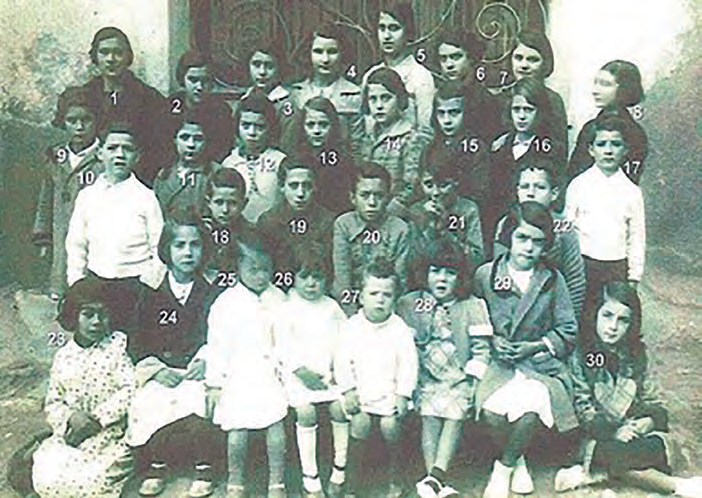Reis Bertral, amb els seus alumnes de l'escola de Porquerisses (Anoia) el 1931.