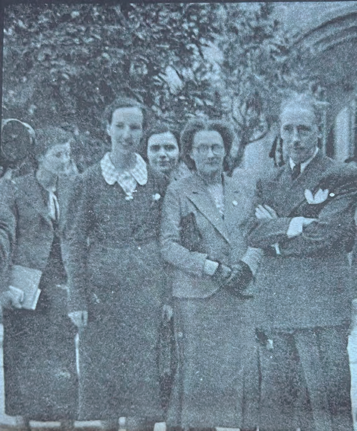 Reis Bertral, a l'esquerra de la foto, amb el president Companys al Pati dels Tarongers, el 5 de novembre de 1937, amb una delegació de la Unió de Dones de Catalunya, de la qual serà vicepresidenta, i que es constituirà en el I Congrés Nacional de la Dona celebrat del 6 al 8 de novembre.