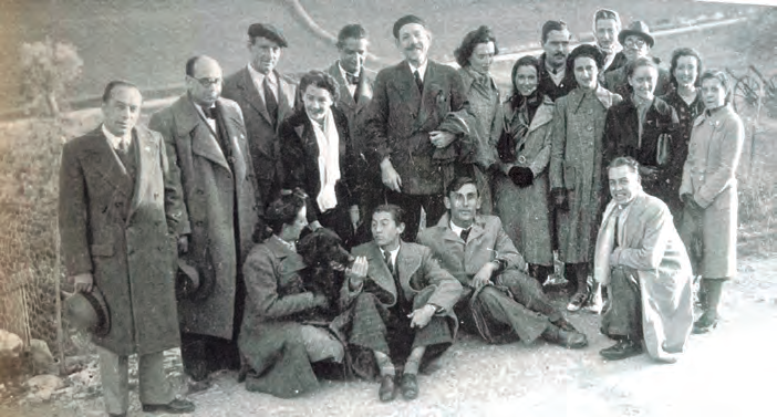 A l'exili a Montpeller, el 1940, la vuitena per l'esquerra és Reis Bertral, amb Enriqueta Gallinat i Teresa Rovira a la seva esquerra, juntament amb el lingüista francès Lucien Tesnière, al centre de la imatge.