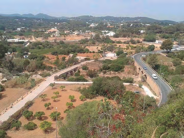 Vista aèria d'una carretera amb dos ponts creuant un riu a Santa Eulària.