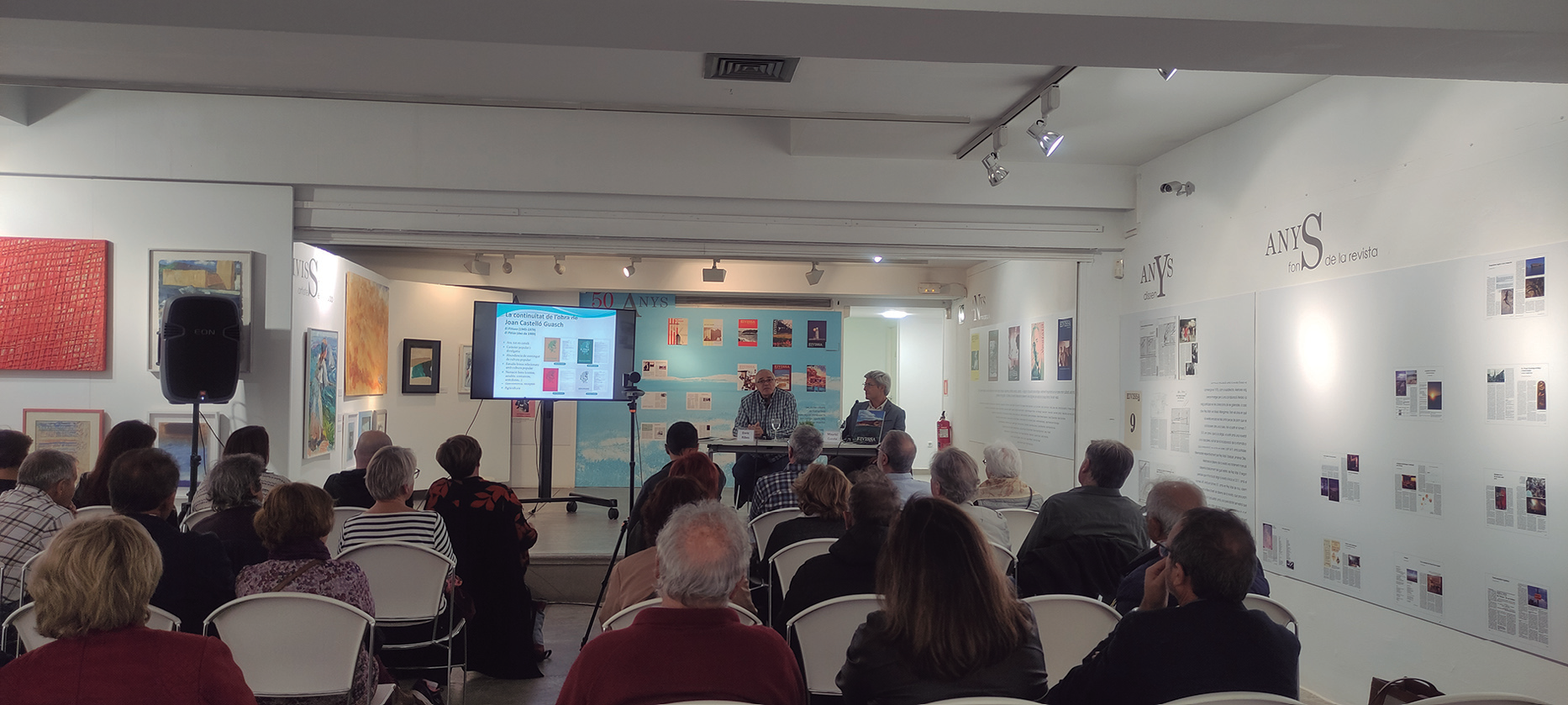 Un moment de l'acte d'obertura del Curs Eivissenc de Cultura. Enric Ribes, a l'esquerra de Maurici Cuesta, presenta la revista Eivissa del cinquantenari i disserta sobre l'activitat editorial de I'Institut d'Estudis Eivissencs.