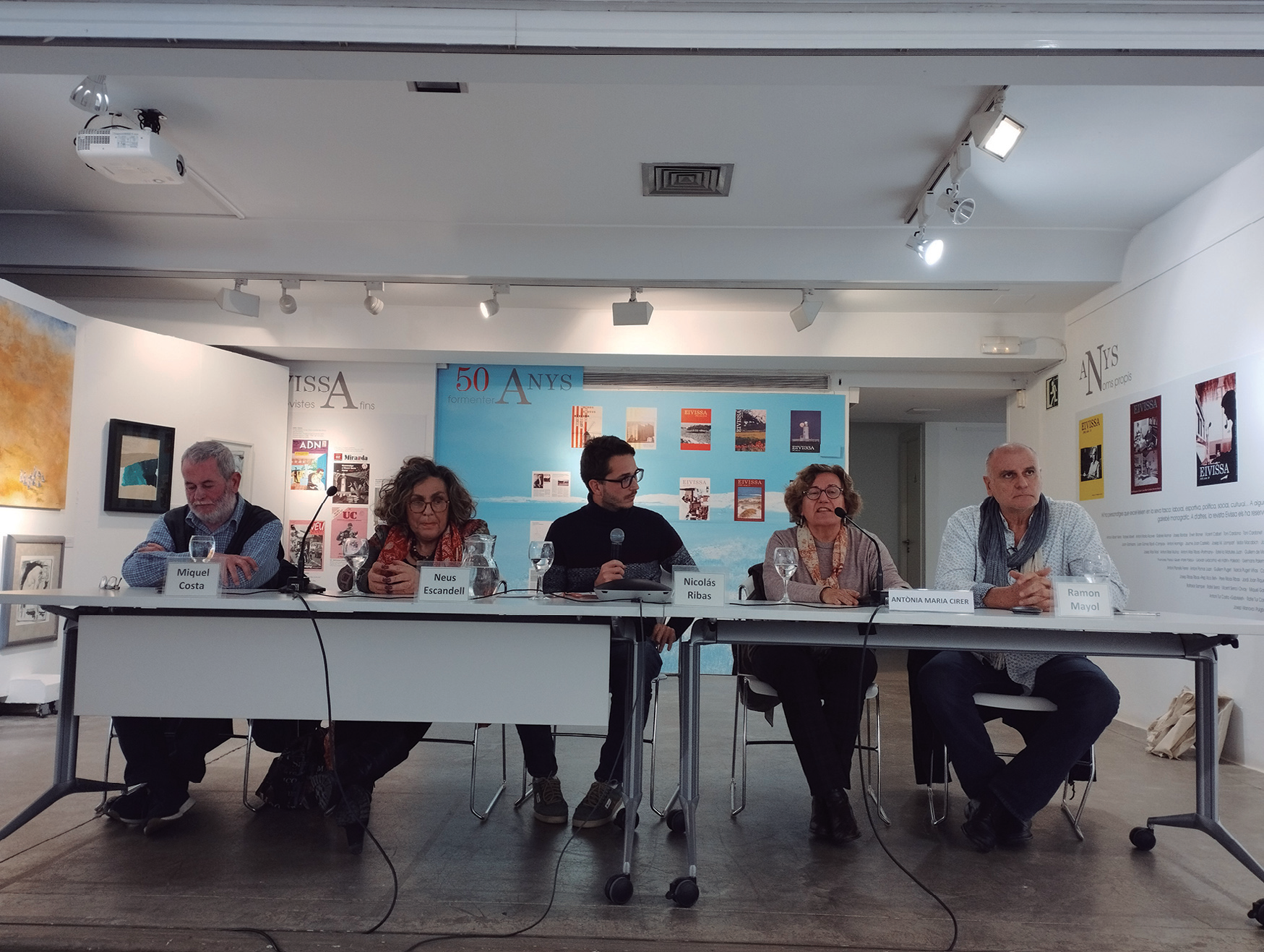 Un moment de la taula rodona d'editors: d'esquerra a dreta, l'editor Miquel Costa, Neus Escandell de Balàfia Postals, el moderador Nicolás Ribas Leopold, Antònia Maria Cirer, en representació de I'Institut d'Estudis Eivissencs, i Ramon Mayol, d'Edicions Aïllades.